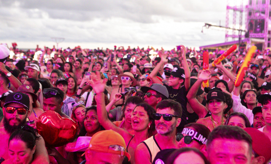Gusttavo Lima faz show de 3 horas para multidão de 265 mil pessoas na praia de Matinhos
