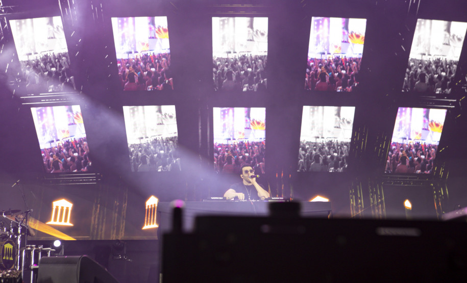 Gusttavo Lima faz show de 3 horas para multidão de 265 mil pessoas na praia de Matinhos