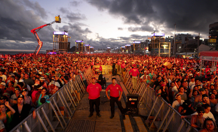 Gusttavo Lima faz show de 3 horas para multidão de 265 mil pessoas na praia de Matinhos