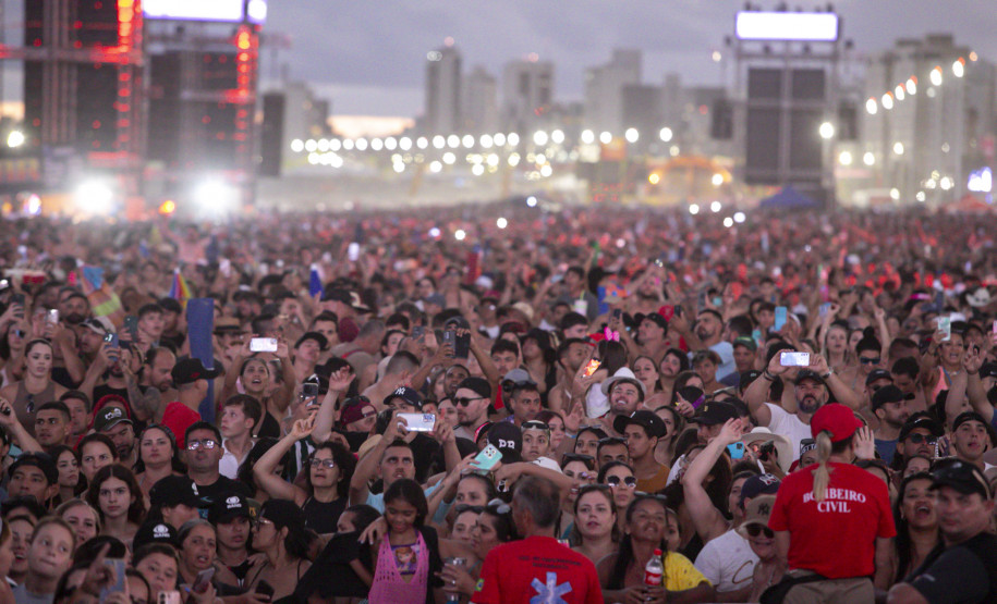 Gusttavo Lima faz show de 3 horas para multidão de 265 mil pessoas na praia de Matinhos