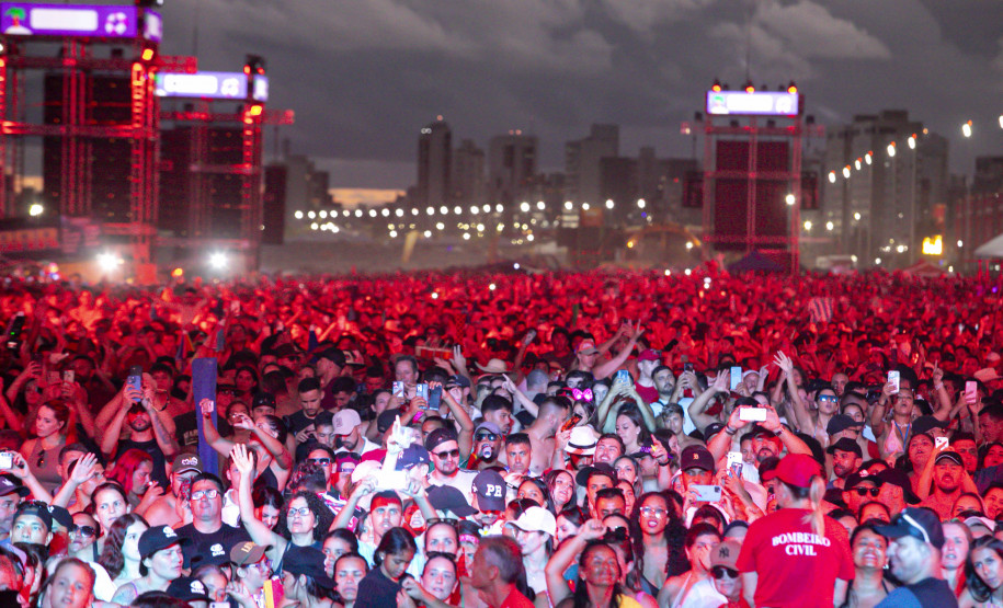 Gusttavo Lima faz show de 3 horas para multidão de 265 mil pessoas na praia de Matinhos