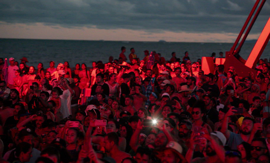 Gusttavo Lima faz show de 3 horas para multidão de 265 mil pessoas na praia de Matinhos