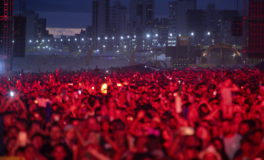 Gusttavo Lima faz show de 3 horas para multidão de 265 mil pessoas na praia de Matinhos