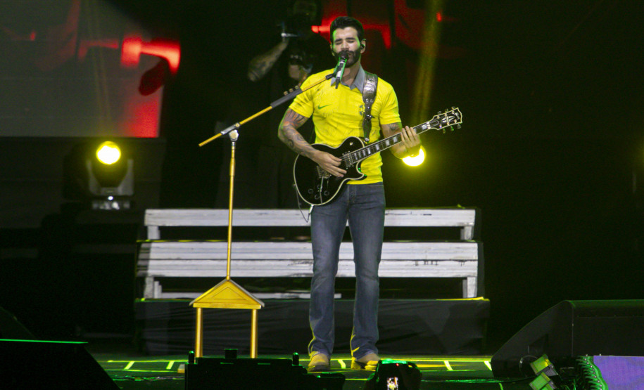 Gusttavo Lima faz show de 3 horas para multidão de 265 mil pessoas na praia de Matinhos