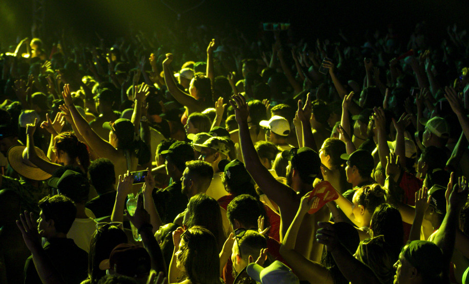 Gusttavo Lima faz show de 3 horas para multidão de 265 mil pessoas na praia de Matinhos