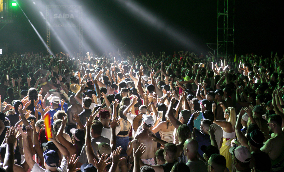 Gusttavo Lima faz show de 3 horas para multidão de 265 mil pessoas na praia de Matinhos