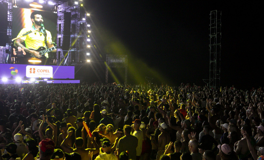 Gusttavo Lima faz show de 3 horas para multidão de 265 mil pessoas na praia de Matinhos