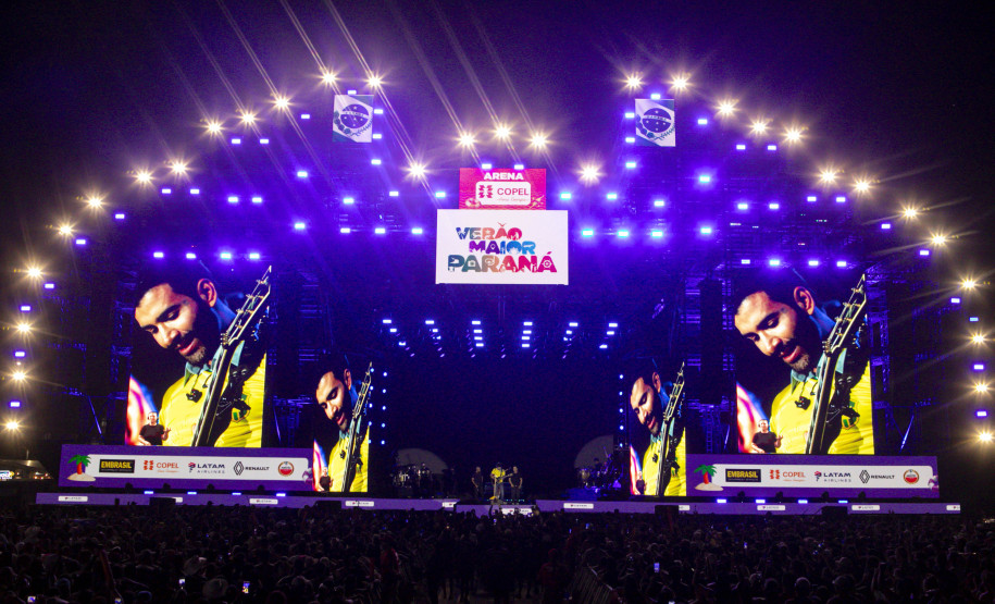 Gusttavo Lima faz show de 3 horas para multidão de 265 mil pessoas na praia de Matinhos