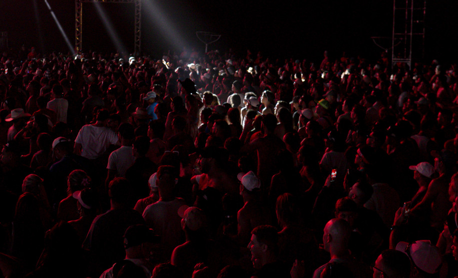 Gusttavo Lima faz show de 3 horas para multidão de 265 mil pessoas na praia de Matinhos