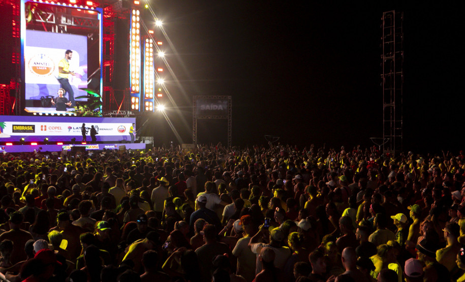 Gusttavo Lima faz show de 3 horas para multidão de 265 mil pessoas na praia de Matinhos