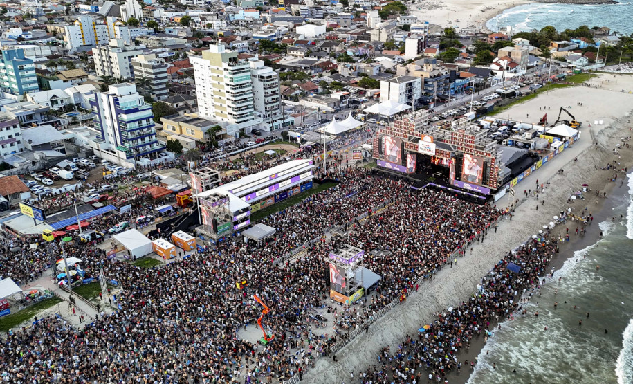 Gusttavo Lima faz show de 3 horas para multidão de 265 mil pessoas na praia de Matinhos