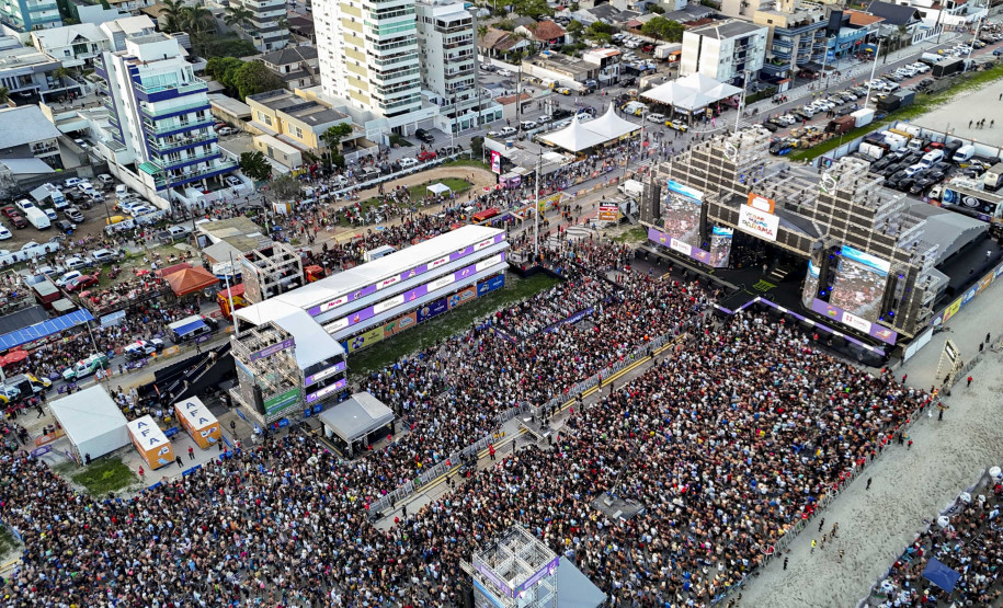 Gusttavo Lima faz show de 3 horas para multidão de 265 mil pessoas na praia de Matinhos