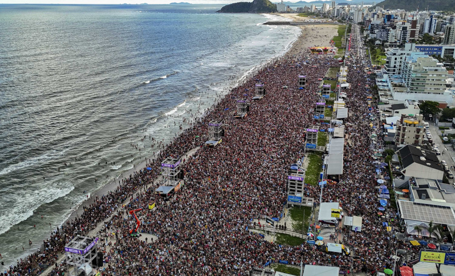 Gusttavo Lima faz show de 3 horas para multidão de 265 mil pessoas na praia de Matinhos