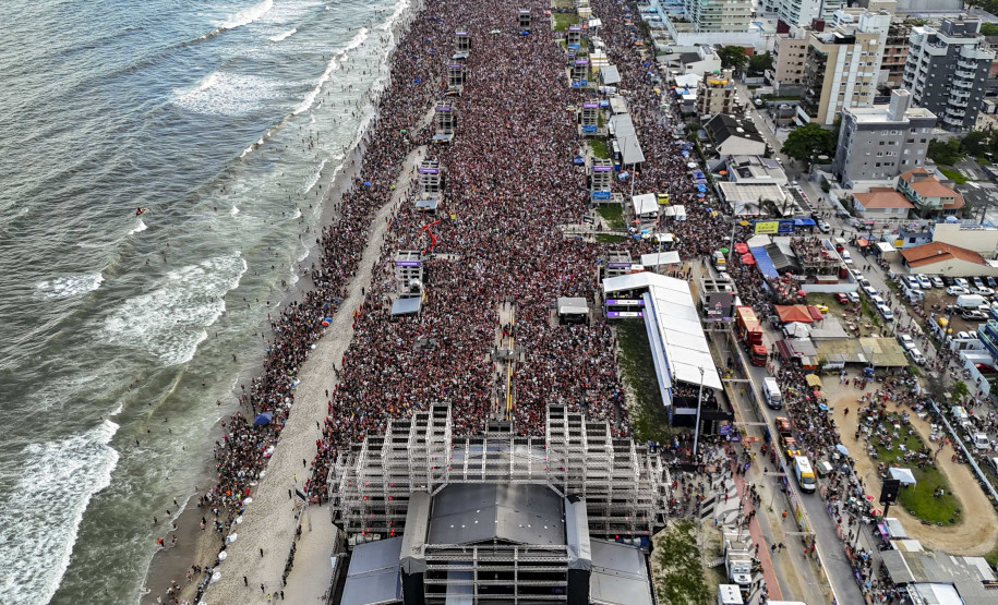 Gusttavo Lima faz show de 3 horas para multidão de 265 mil pessoas na praia de Matinhos