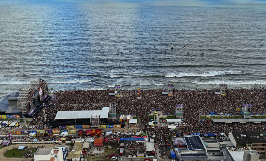 Gusttavo Lima faz show de 3 horas para multidão de 265 mil pessoas na praia de Matinhos