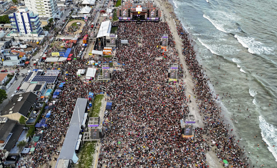 Gusttavo Lima faz show de 3 horas para multidão de 265 mil pessoas na praia de Matinhos