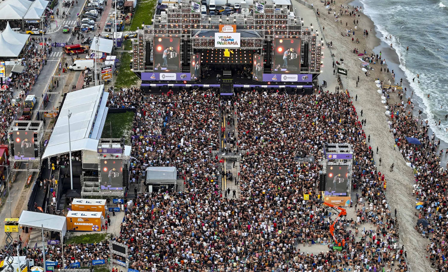 Gusttavo Lima faz show de 3 horas para multidão de 265 mil pessoas na praia de Matinhos