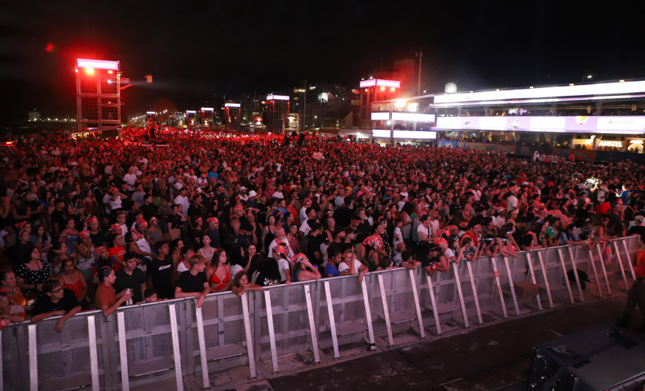 Novidade no Verão Maior, gospel de Fernandinho leva 62 mil pessoas a Matinhos
