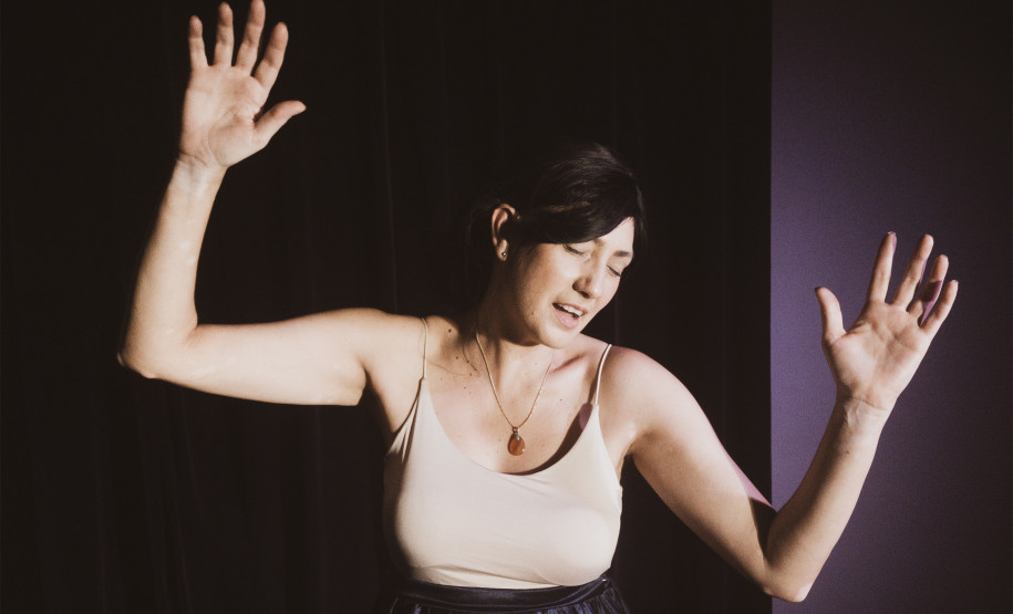 Vida Santos apresenta monólogo intimista no Miniauditório do Teatro Guaíra