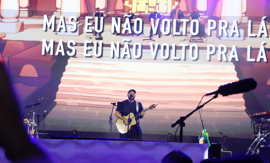 Novidade no Verão Maior, gospel de Fernandinho leva 62 mil pessoas a Matinhos