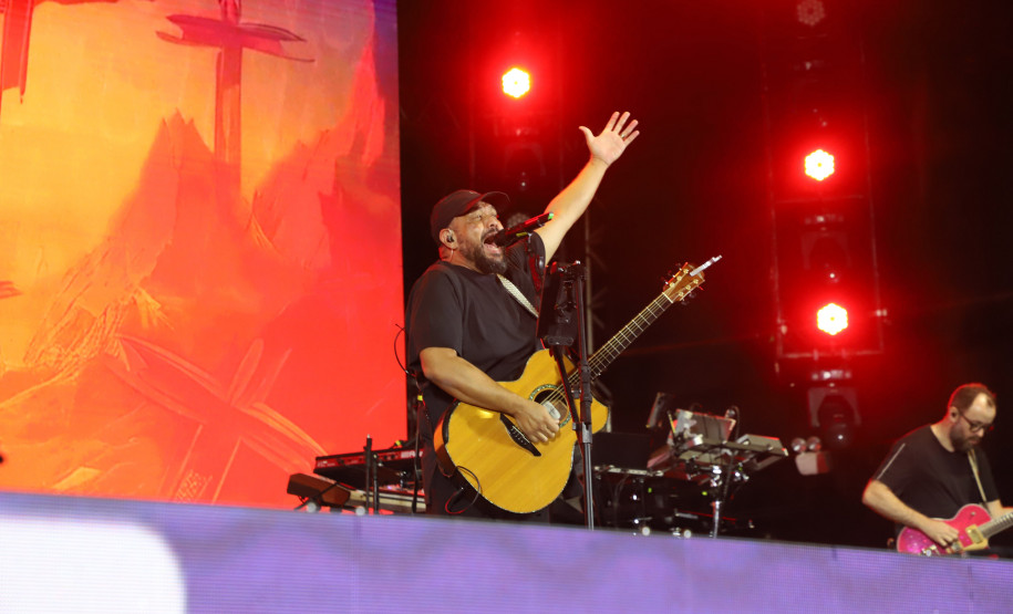 Novidade no Verão Maior, gospel de Fernandinho leva 62 mil pessoas a Matinhos