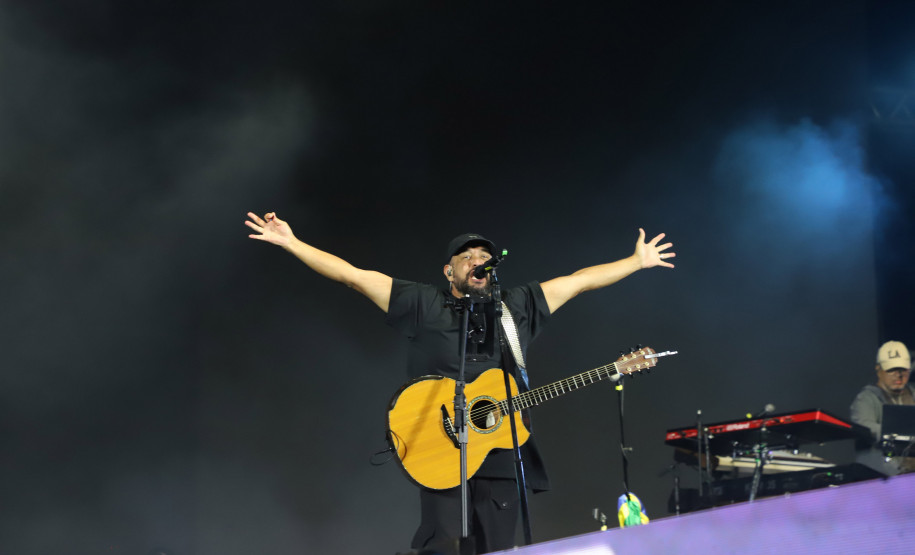 Novidade no Verão Maior, gospel de Fernandinho leva 62 mil pessoas a Matinhos