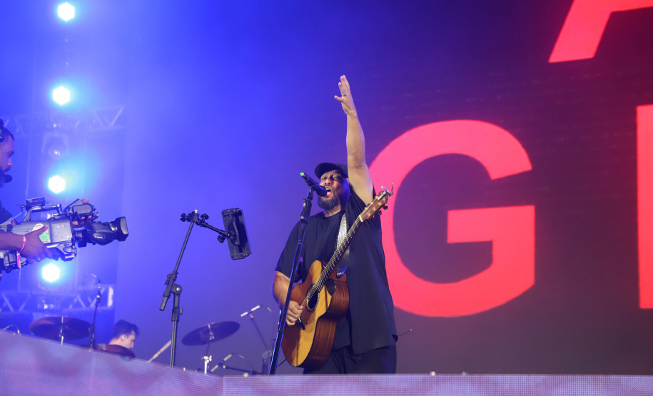 Novidade no Verão Maior, gospel de Fernandinho leva 62 mil pessoas a Matinhos