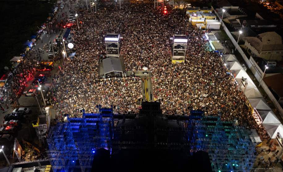 Gustavo Mioto e Jiraya Uai fazem shows cheios de interação em Pontal do Paraná