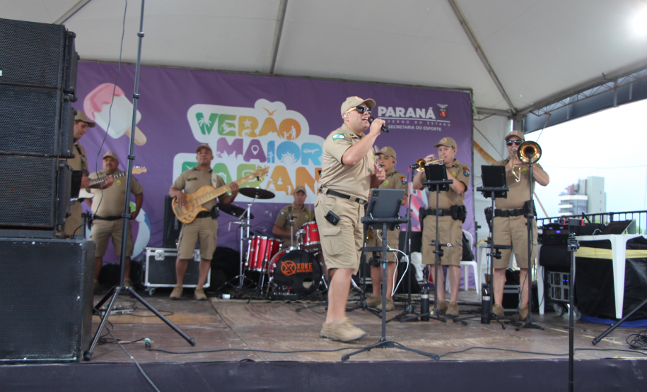Nem a chuva afastou o público: Banda da PMPR agita o Palco Sunset em Shangri-lá