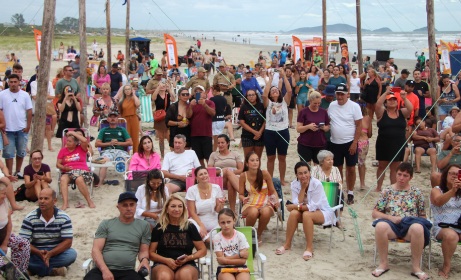 Nem a chuva afastou o público: Banda da PMPR agita o Palco Sunset em Shangri-lá