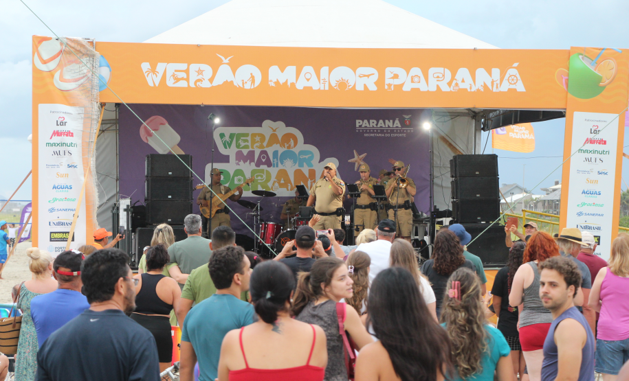 Nem a chuva afastou o público: Banda da PMPR agita o Palco Sunset em Shangri-lá