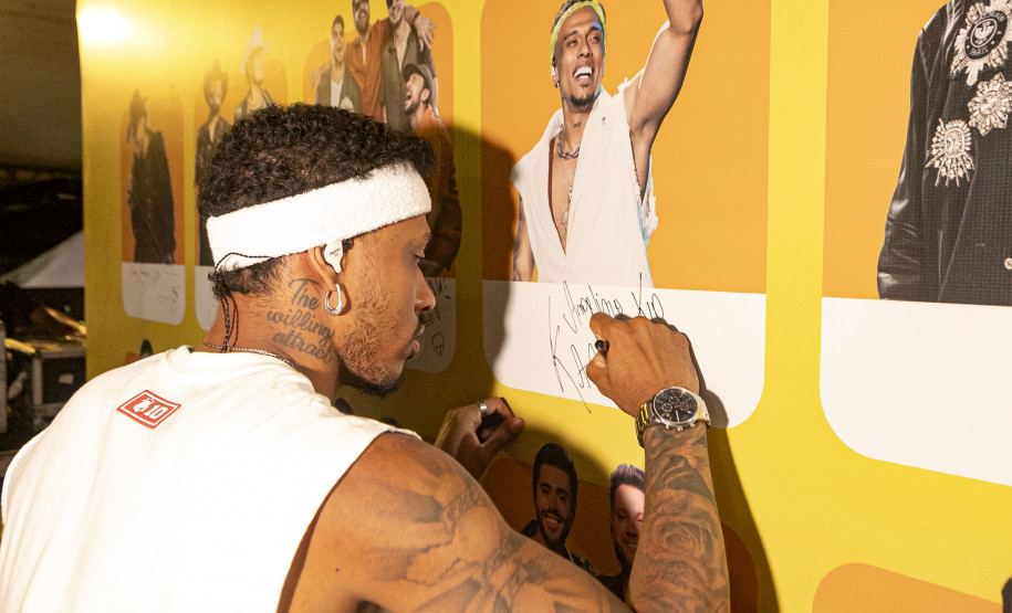 Atitude 67 e Kamisa 10 fazem noite de pagode em dose dupla em Pontal do Paraná