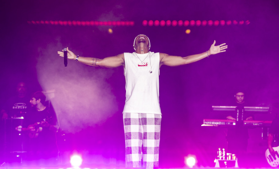 Atitude 67 e Kamisa 10 fazem noite de pagode em dose dupla em Pontal do Paraná