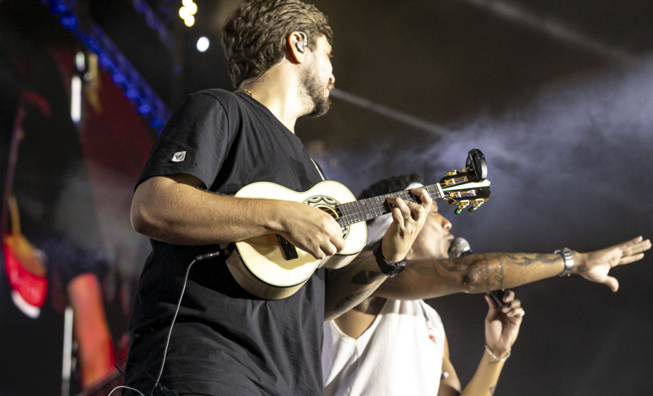 Atitude 67 e Kamisa 10 fazem noite de pagode em dose dupla em Pontal do Paraná