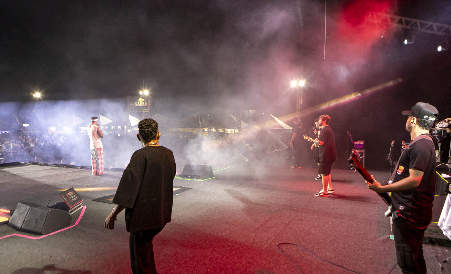 Atitude 67 e Kamisa 10 fazem noite de pagode em dose dupla em Pontal do Paraná