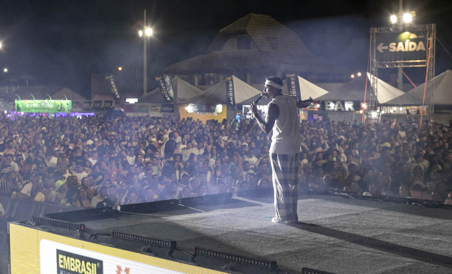 Atitude 67 e Kamisa 10 fazem noite de pagode em dose dupla em Pontal do Paraná