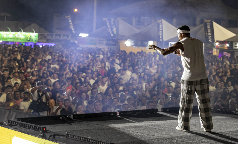 Atitude 67 e Kamisa 10 fazem noite de pagode em dose dupla em Pontal do Paraná