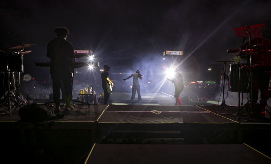 Atitude 67 e Kamisa 10 fazem noite de pagode em dose dupla em Pontal do Paraná