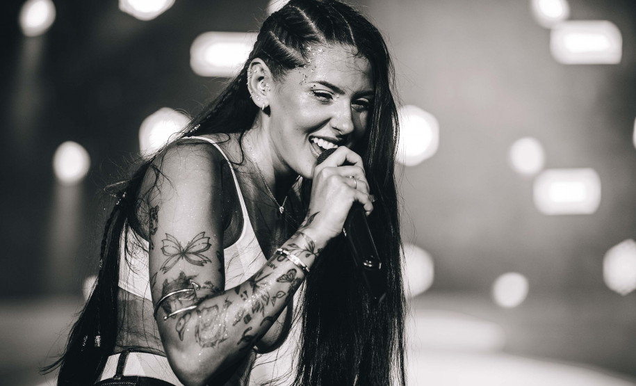 Ana Castela confirma status de fenômeno diante de 228 mil pessoas no Verão Maior Paraná