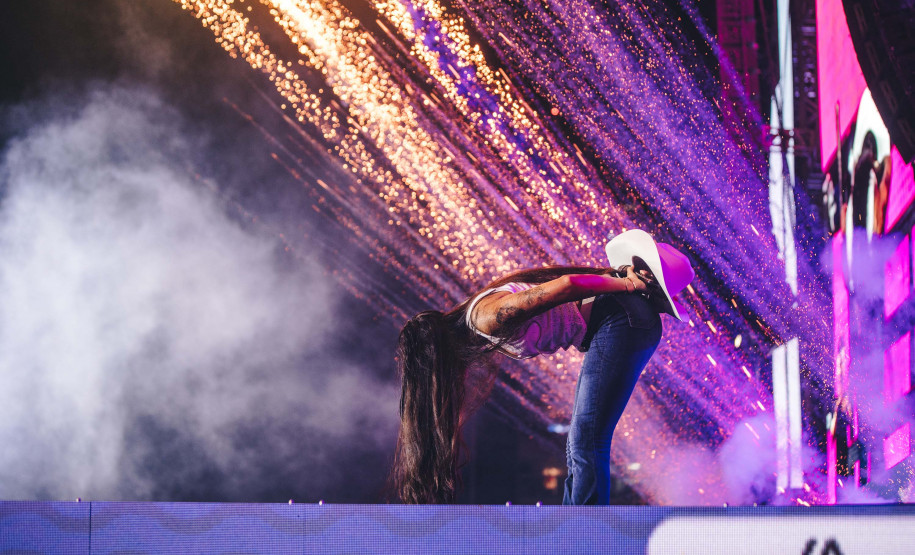 Ana Castela confirma status de fenômeno diante de 228 mil pessoas no Verão Maior Paraná