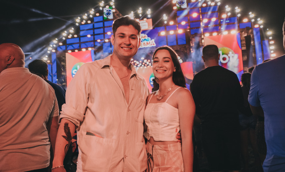 Raça Negra supera público de 2 anos atrás e canta para coral de 118 mil pessoas em Matinhos