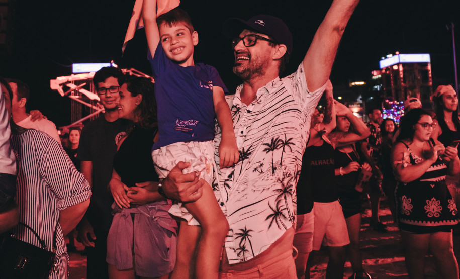 Raça Negra supera público de 2 anos atrás e canta para coral de 118 mil pessoas em Matinhos