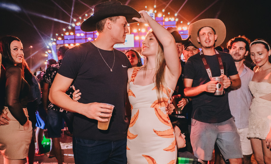 Raça Negra supera público de 2 anos atrás e canta para coral de 118 mil pessoas em Matinhos