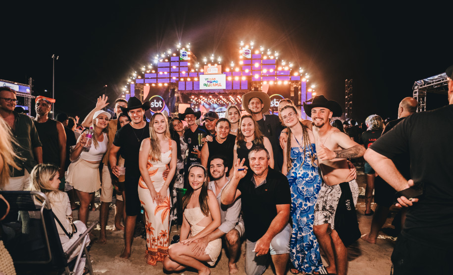 Raça Negra supera público de 2 anos atrás e canta para coral de 118 mil pessoas em Matinhos