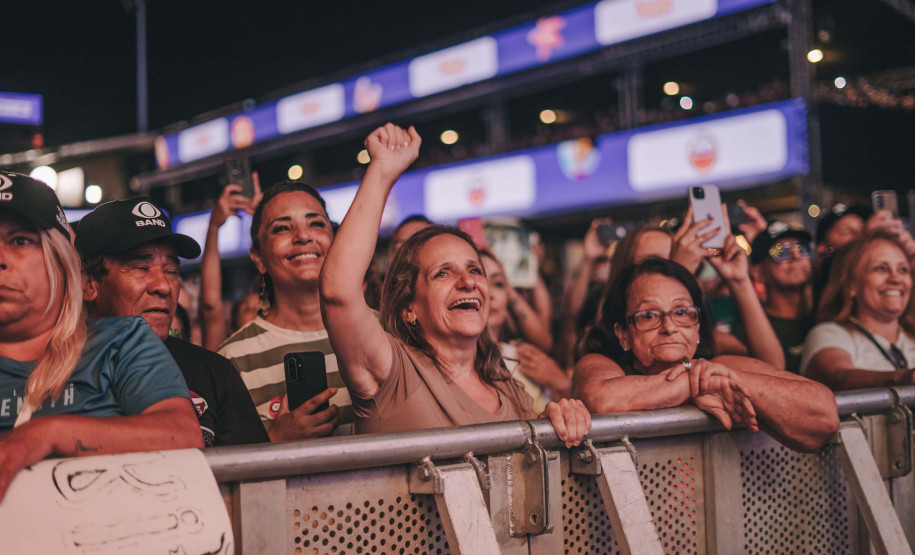 Fábio Jr. celebra o romantismo com show para 144 mil pessoas em Matinhos