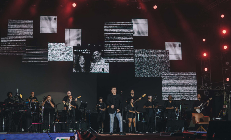 Fábio Jr. celebra o romantismo com show para 144 mil pessoas em Matinhos