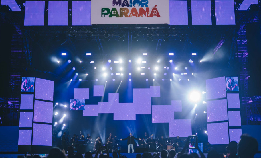 Fábio Jr. celebra o romantismo com show para 144 mil pessoas em Matinhos