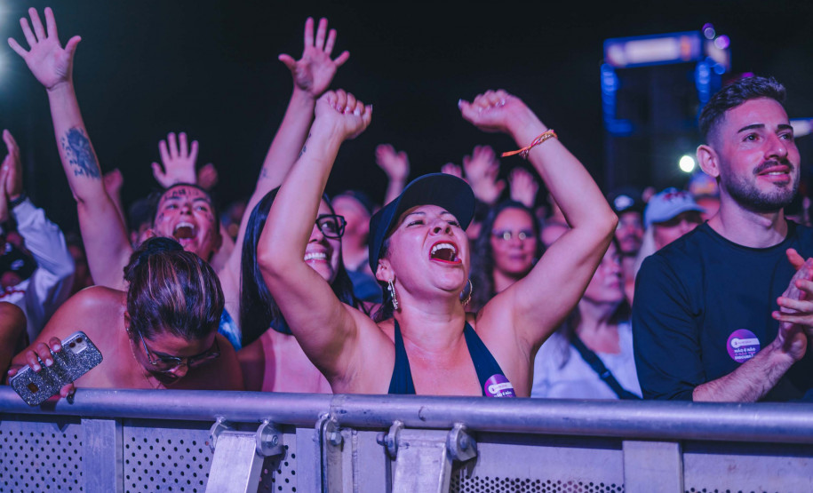 Fábio Jr. celebra o romantismo com show para 144 mil pessoas em Matinhos