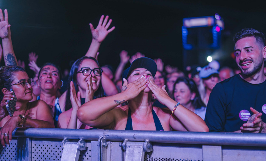 Fábio Jr. celebra o romantismo com show para 144 mil pessoas em Matinhos