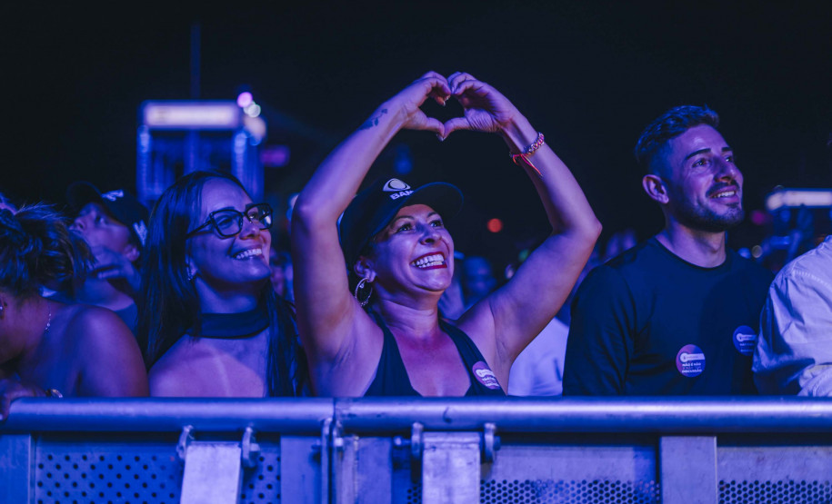 Fábio Jr. celebra o romantismo com show para 144 mil pessoas em Matinhos